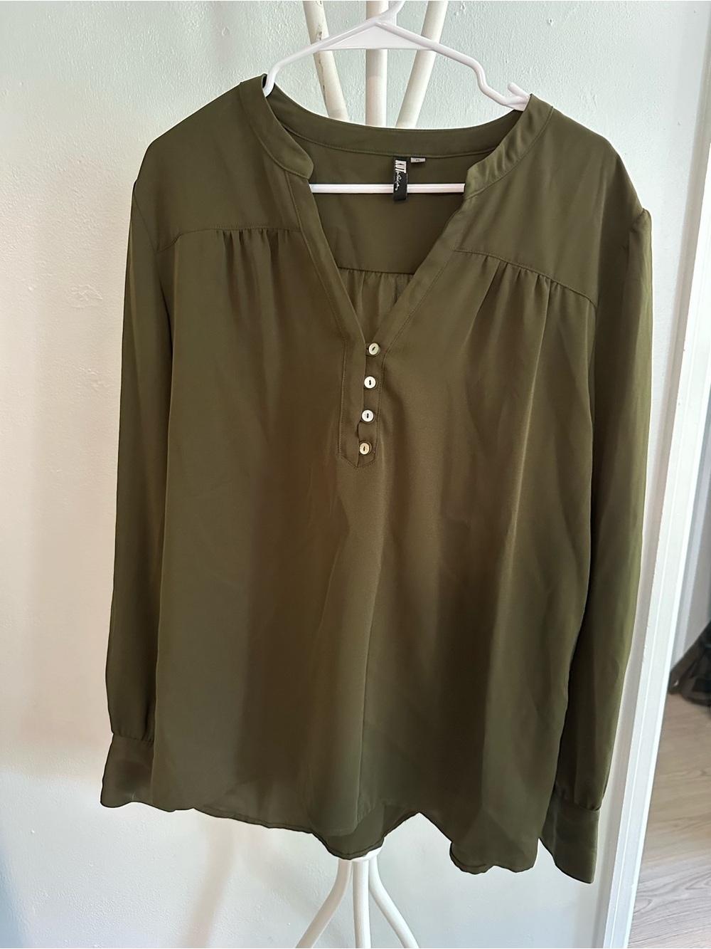 Kut from the Kloth Olive Green V-Neck Button Blouse